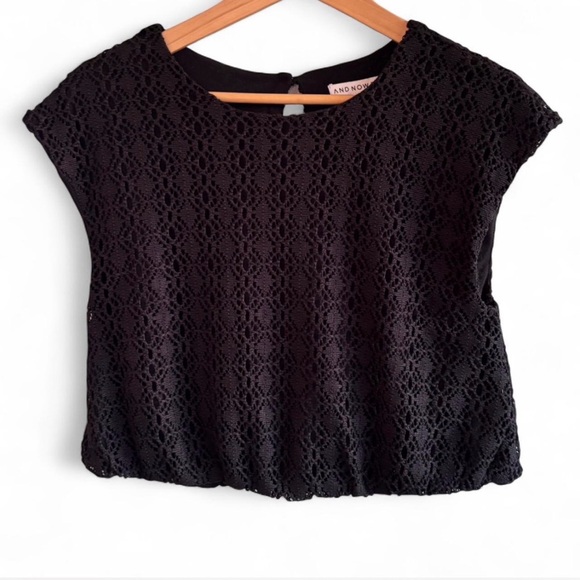 And Now This Tops - Black Lace Cap-Sleeve‎ Cropped Top M